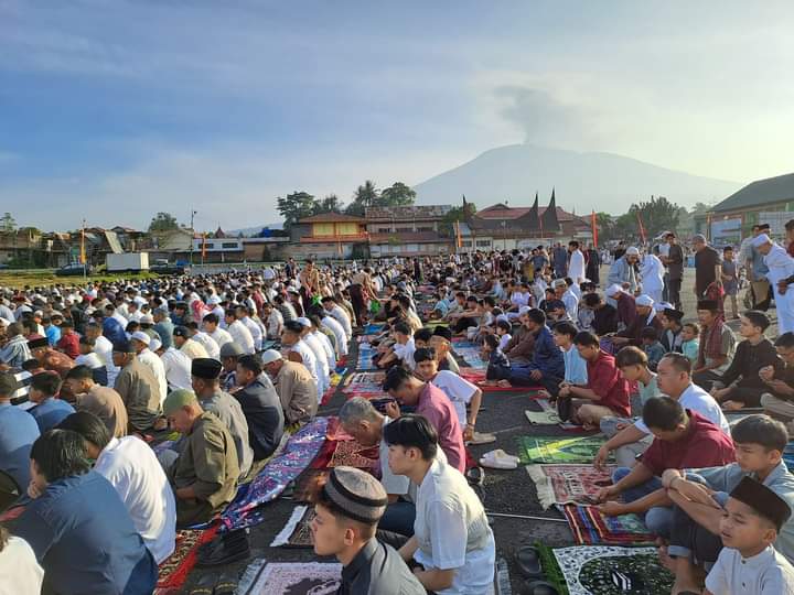 Ribuan warga Padang Panjang Batipuah X Koto (Pabasko) dan perantau, Rabu (10/4/2024), tunaikan salat Id dilapangan Bancah Laweh.